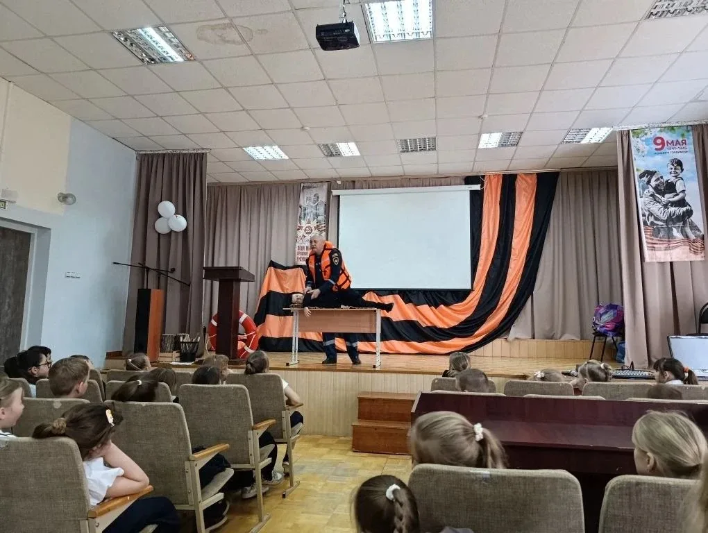 Лето близко. А значит — пора говорить о безопасности на воде В Новобатайской школе перед учащимися в