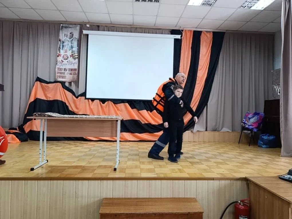 Лето близко. А значит — пора говорить о безопасности на воде В Новобатайской школе перед учащимися в