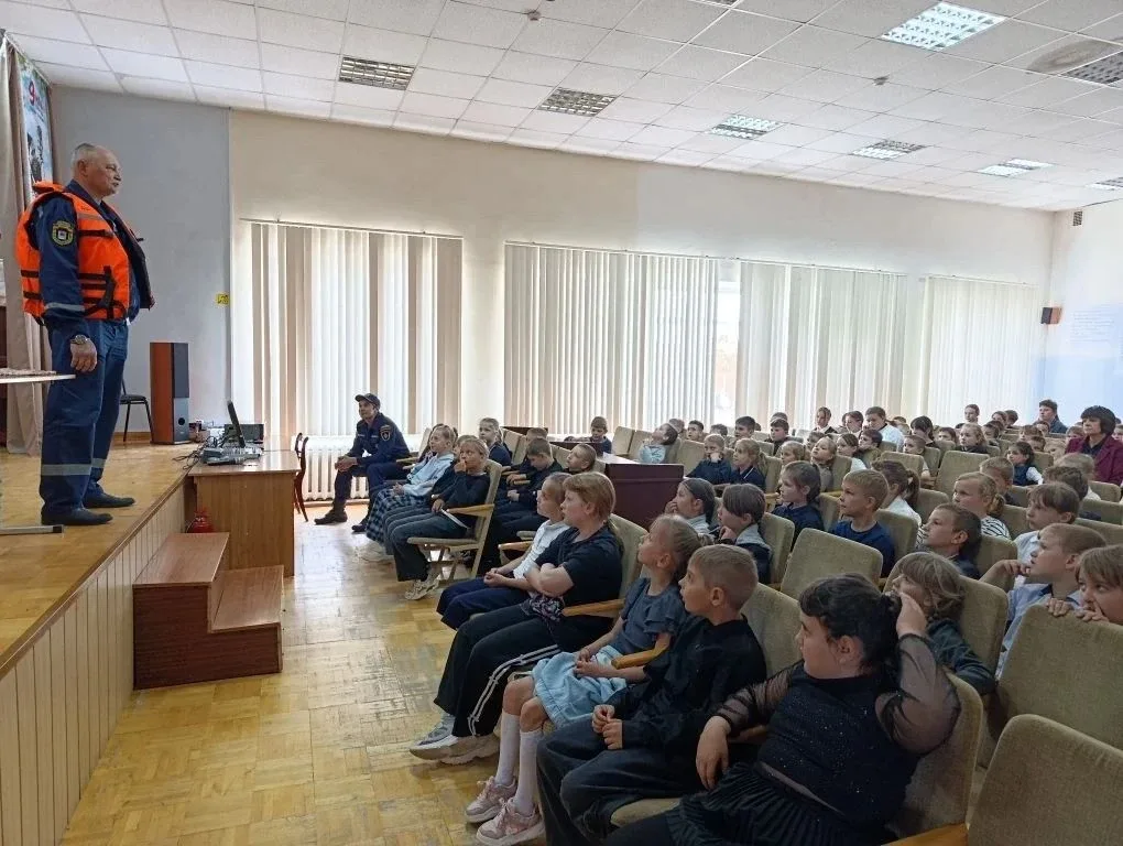Лето близко. А значит — пора говорить о безопасности на воде В Новобатайской школе перед учащимися в