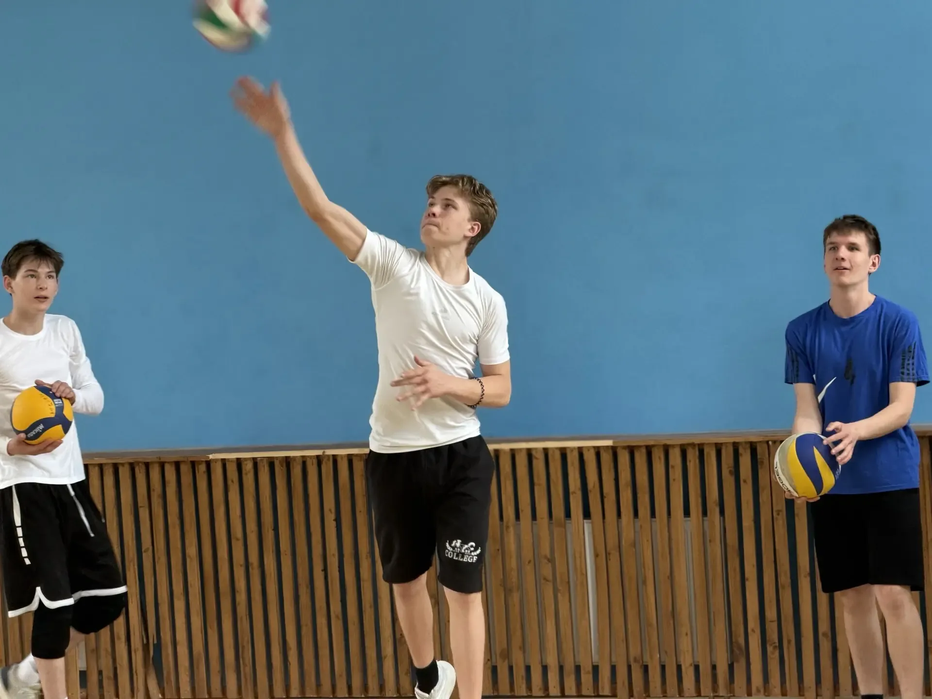 🏐 В школьном зале гремел настоящий волейбольный батл!  Встретились сборные 8-х, 9-х, 11-х классов, л