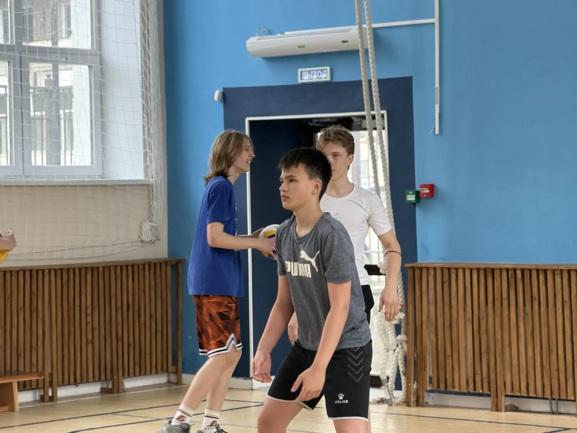🏐 В школьном зале гремел настоящий волейбольный батл!  Встретились сборные 8-х, 9-х, 11-х классов, л