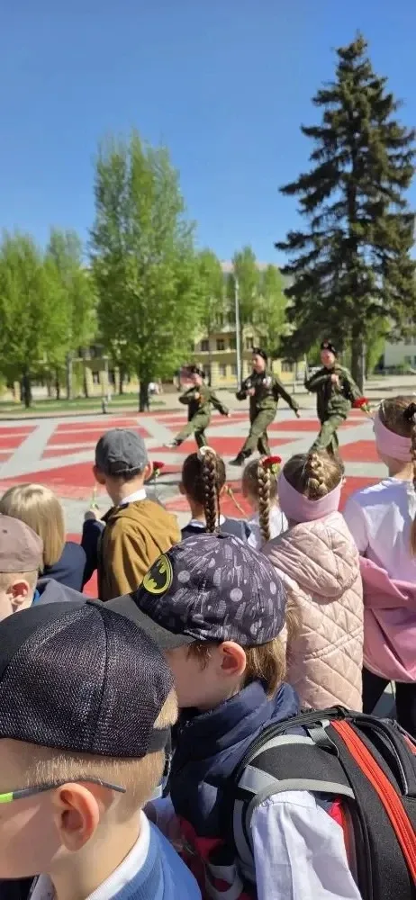 8 мая ученики 1 «В» класса возложили цветы к Мемориалу уралмашевцам, погибшим в годы Великой Отечест