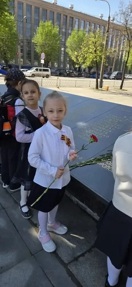8 мая ученики 1 «В» класса возложили цветы к Мемориалу уралмашевцам, погибшим в годы Великой Отечест