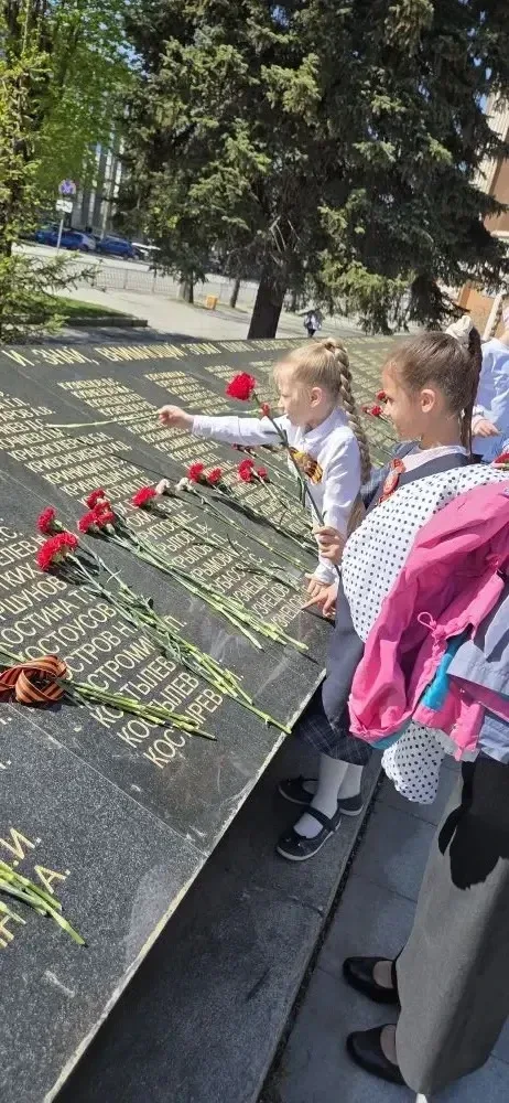 8 мая ученики 1 «В» класса возложили цветы к Мемориалу уралмашевцам, погибшим в годы Великой Отечест