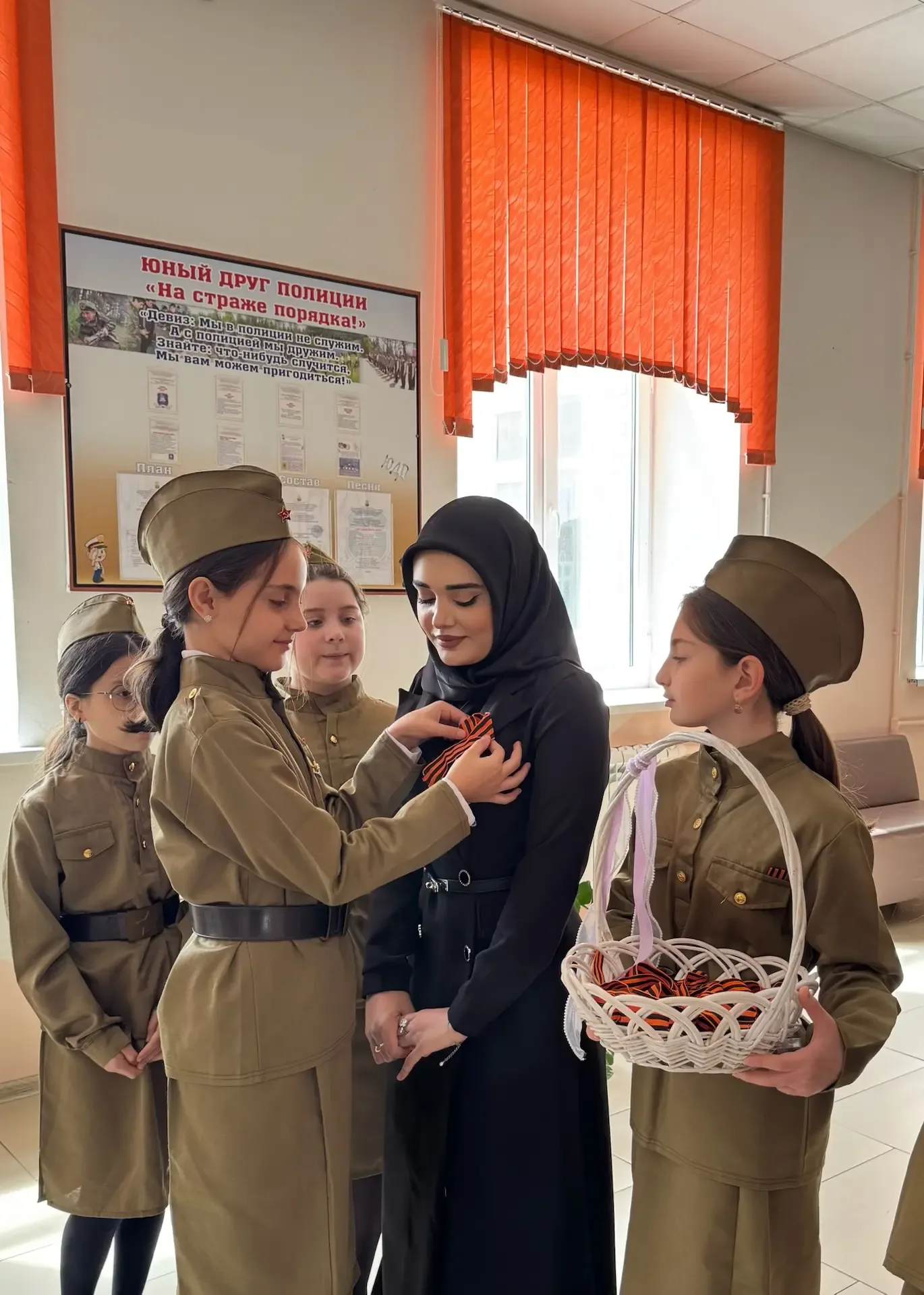 Патриотическую акцию «Георгиевская лента» провели активисты нашей школы. Ребята вручали георгиевские
