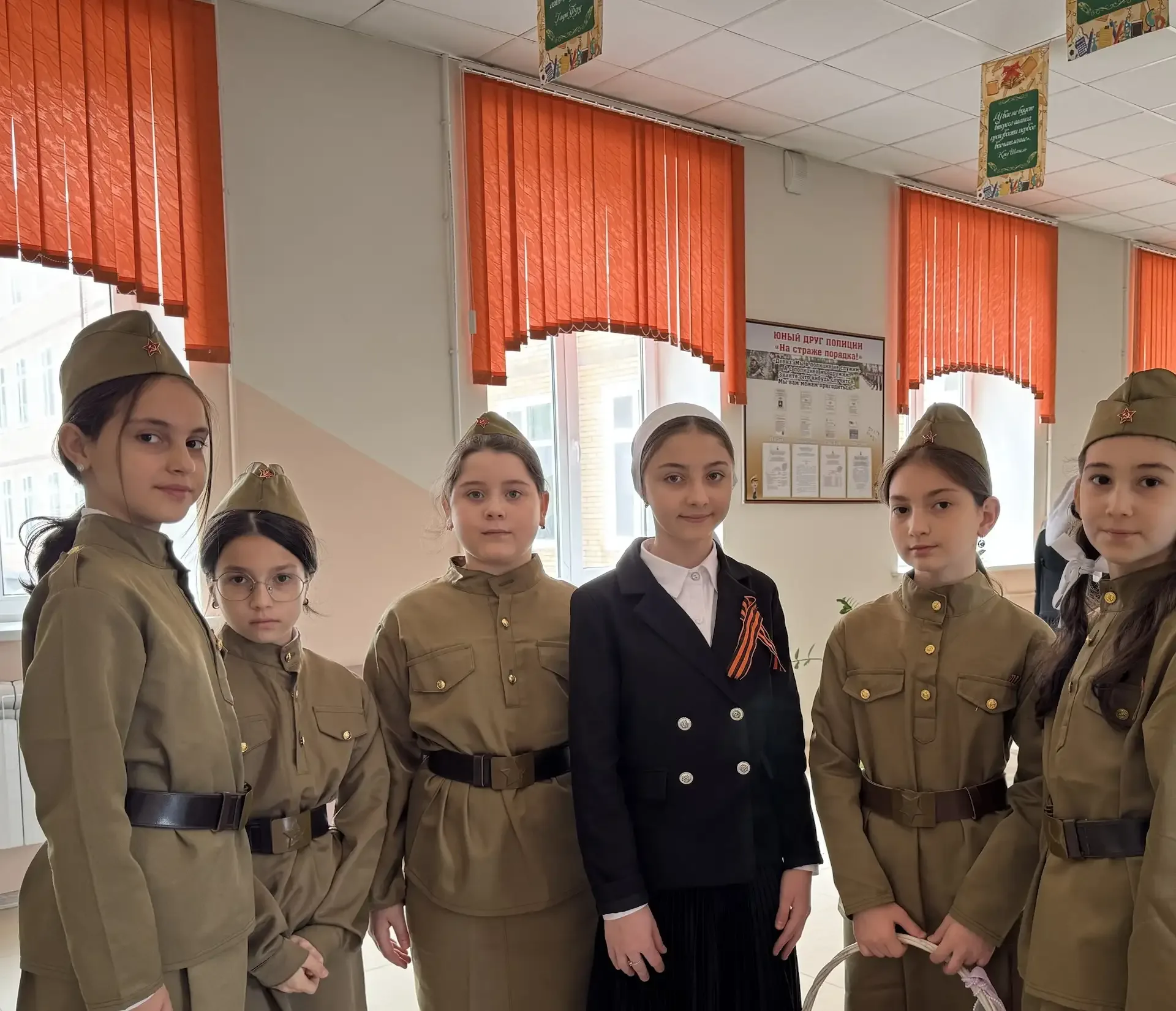 Патриотическую акцию «Георгиевская лента» провели активисты нашей школы. Ребята вручали георгиевские