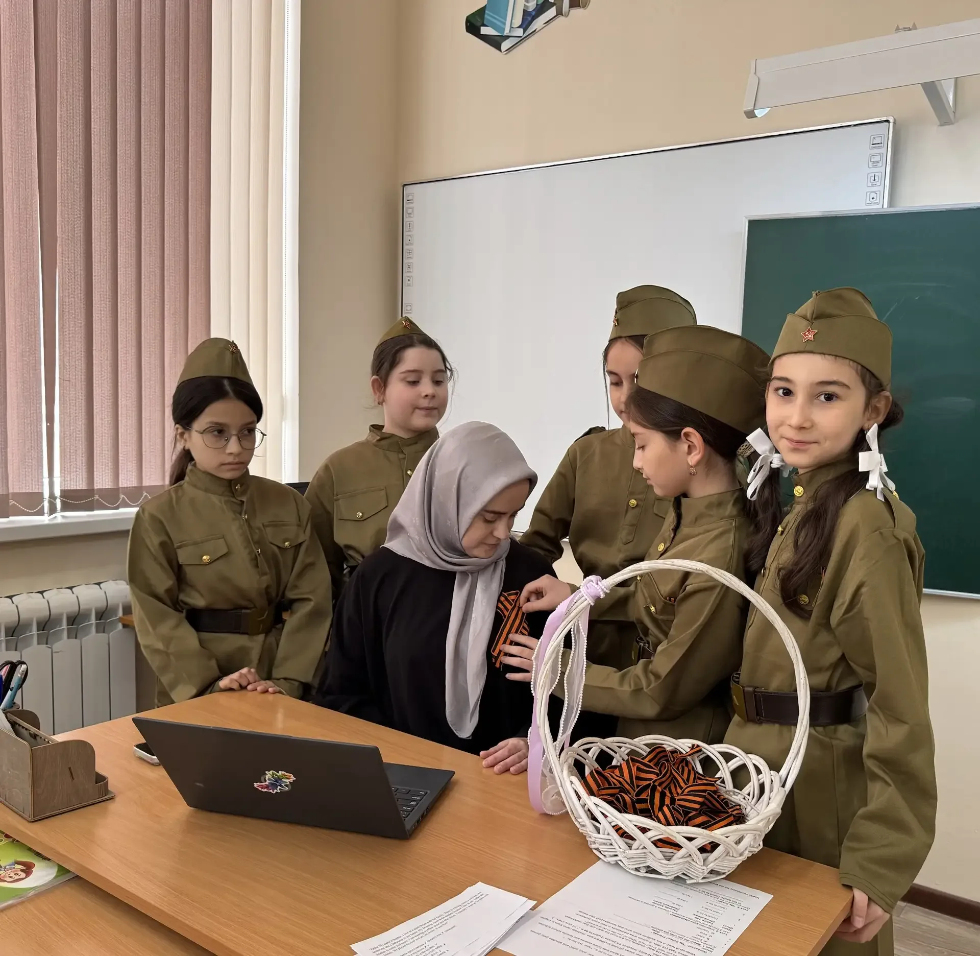 Патриотическую акцию «Георгиевская лента» провели активисты нашей школы. Ребята вручали георгиевские