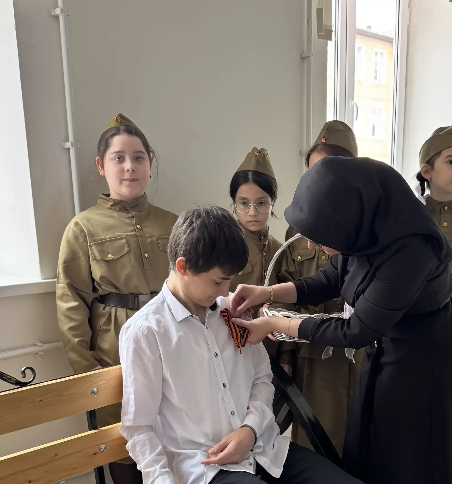 Патриотическую акцию «Георгиевская лента» провели активисты нашей школы. Ребята вручали георгиевские
