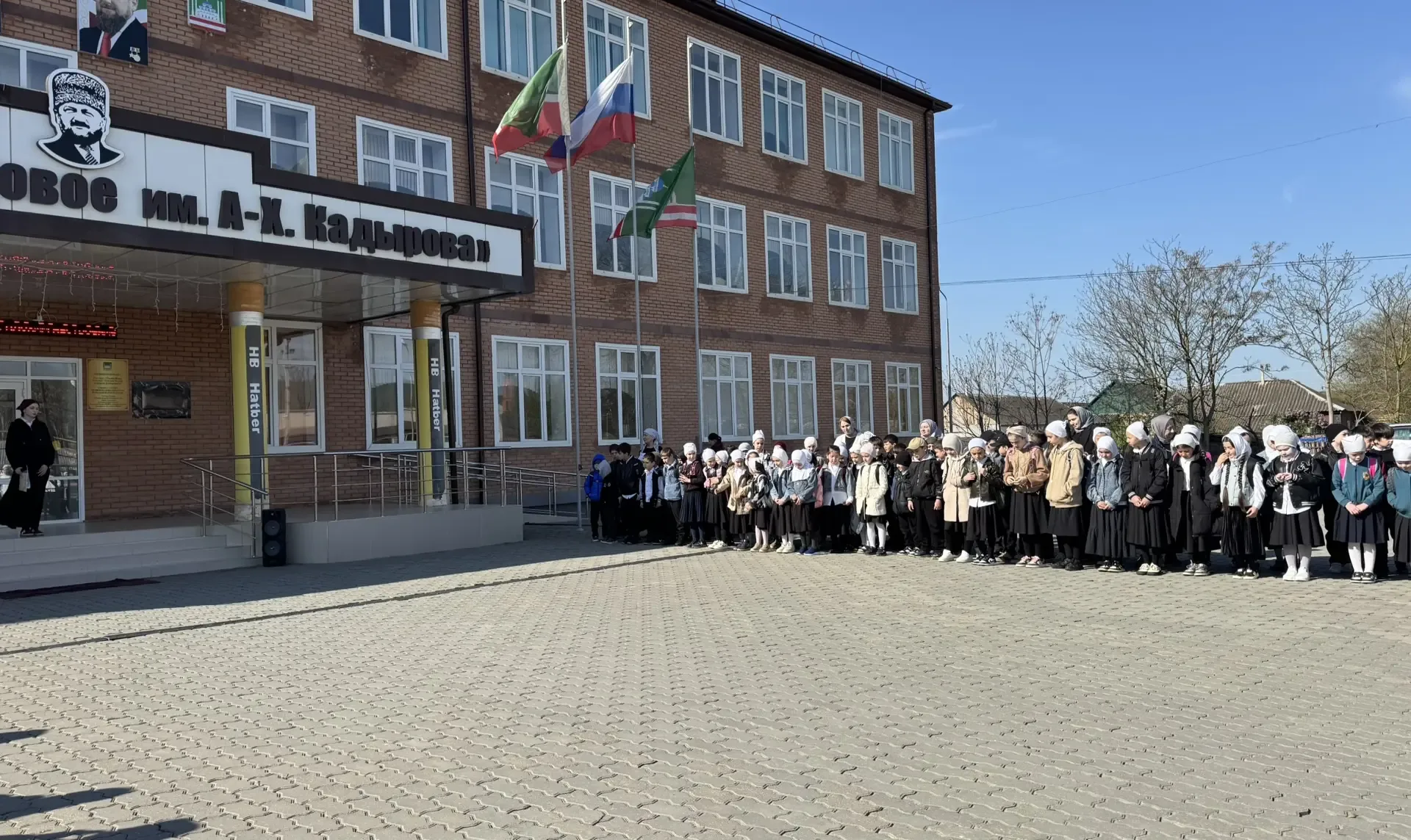С НАЧАЛОМ НОВОЙ УЧЕБНОЙ НЕДЕЛИ!  В нашей школе состоялось официальное открытие учебной недели с торж