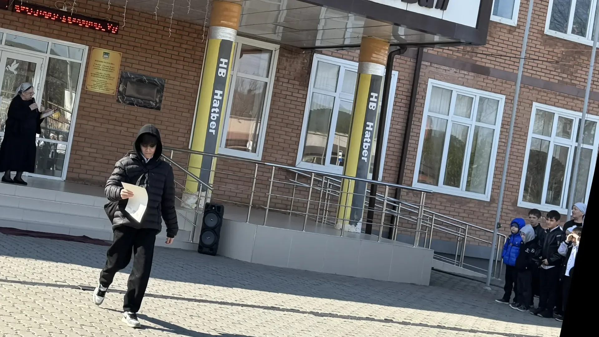 С НАЧАЛОМ НОВОЙ УЧЕБНОЙ НЕДЕЛИ!  В нашей школе состоялось официальное открытие учебной недели с торж