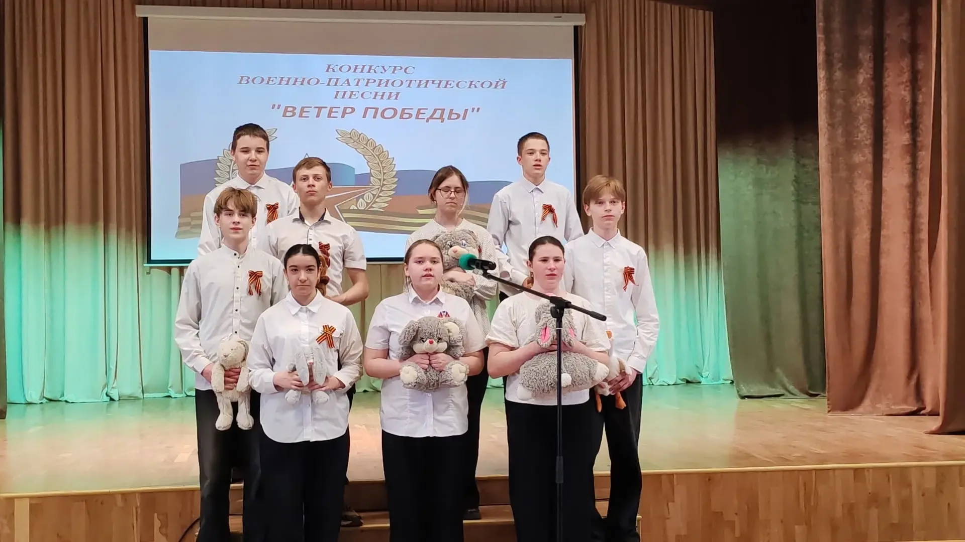 Сегодня в школе завершился конкурс военно-патриотической песни «Ветер победы» среди учащихся 8-х кла