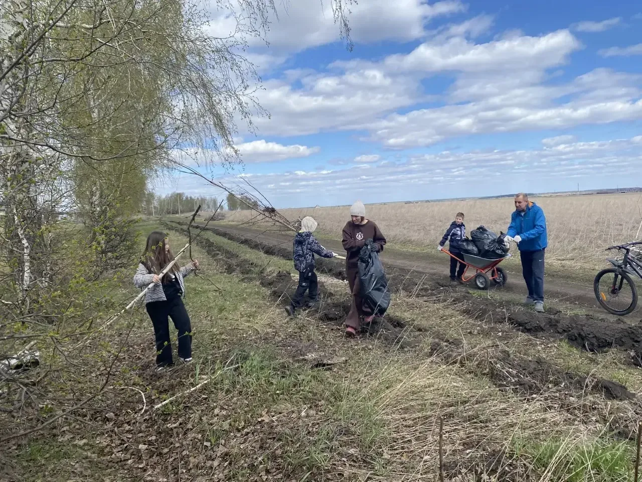 Хранители малой родины🌳  Жители улицы Хирурга Шакурова деревни Азьмушкино ежегодно доказывают, как в