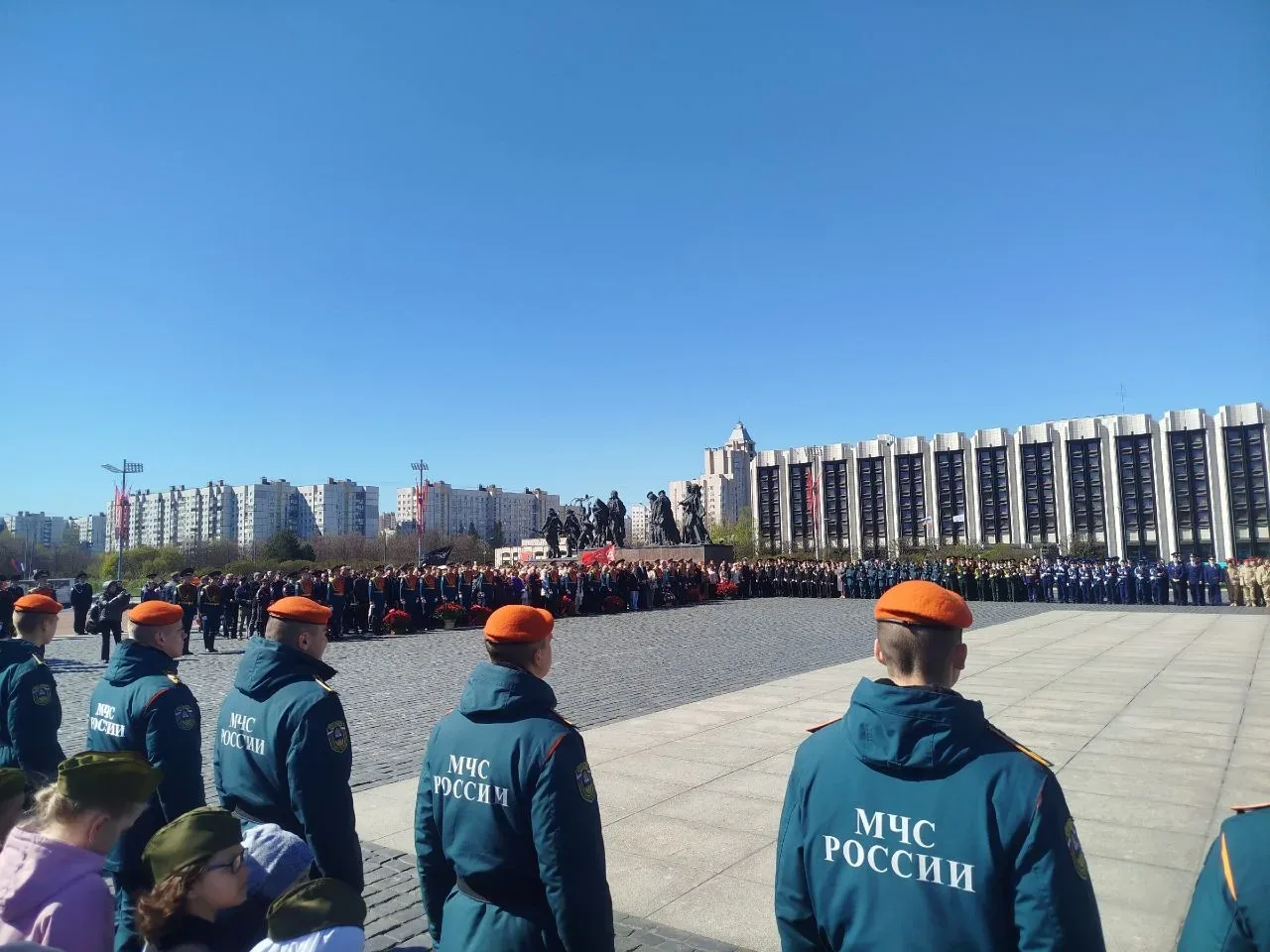 8Д класс принял участие в торжественной церемонии возложения цветов к монументу героическим защитник
