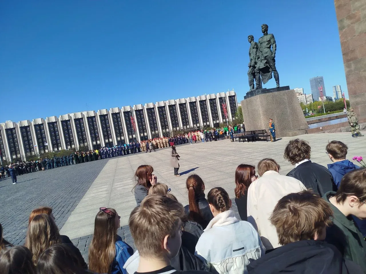 8Д класс принял участие в торжественной церемонии возложения цветов к монументу героическим защитник