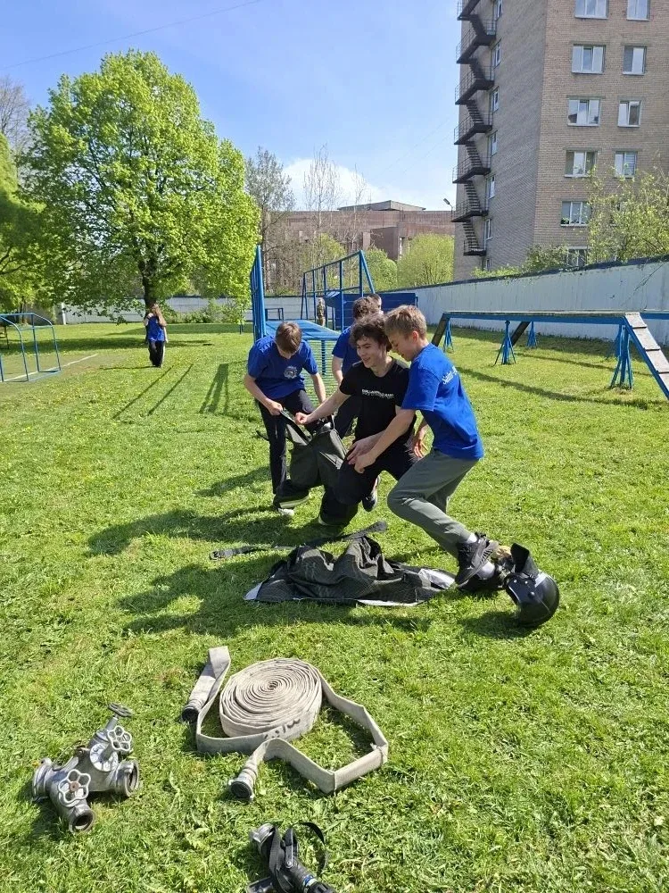 Сегодня состоялись соревнования "Только сильным и смелым покоряется огонь"  Команда 7-е класса в сос