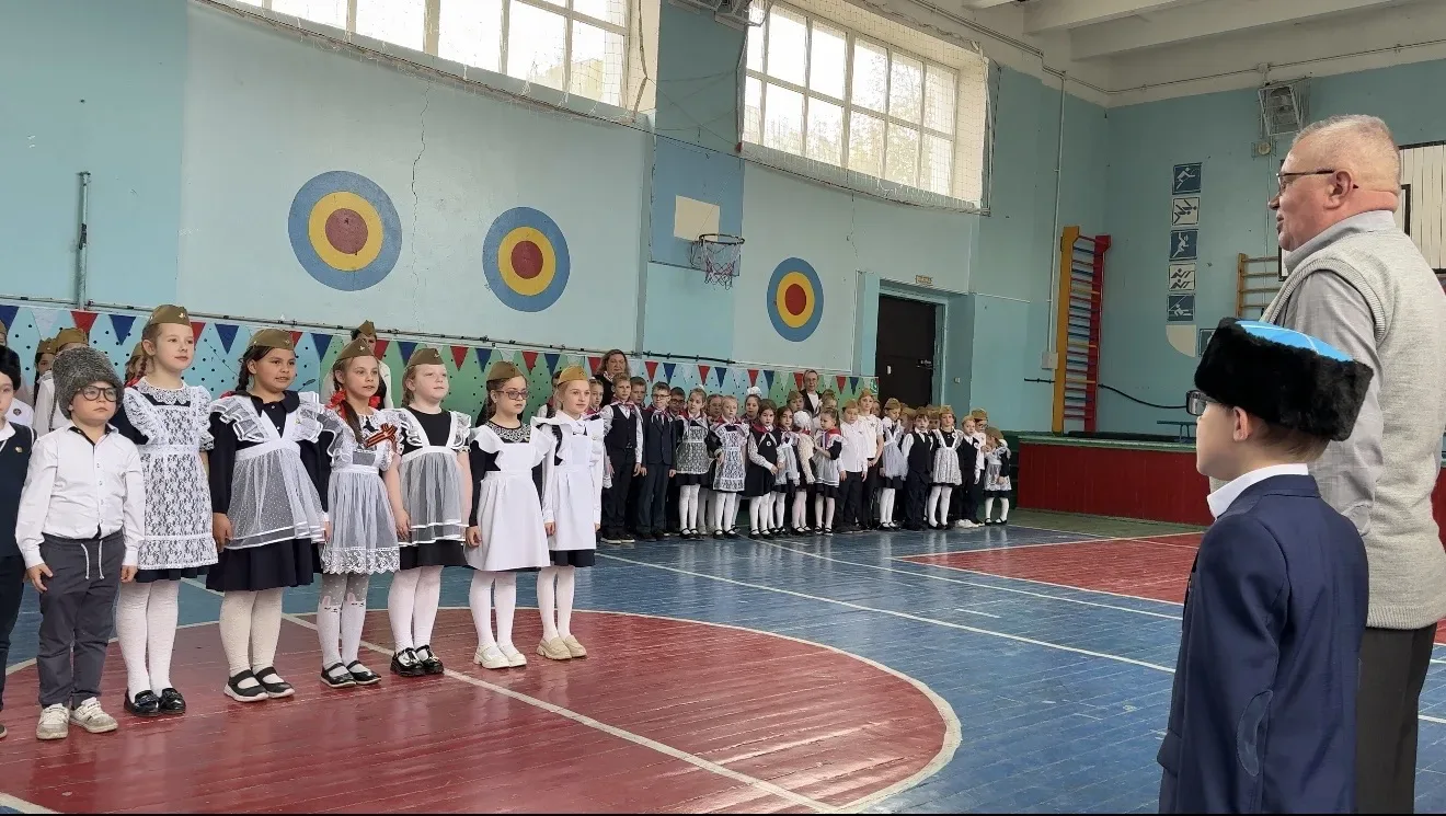 Сегодня в нашей школе ярко и торжественно стартовал конкурс смотра строя и песни! 📯  Первый шаг к по