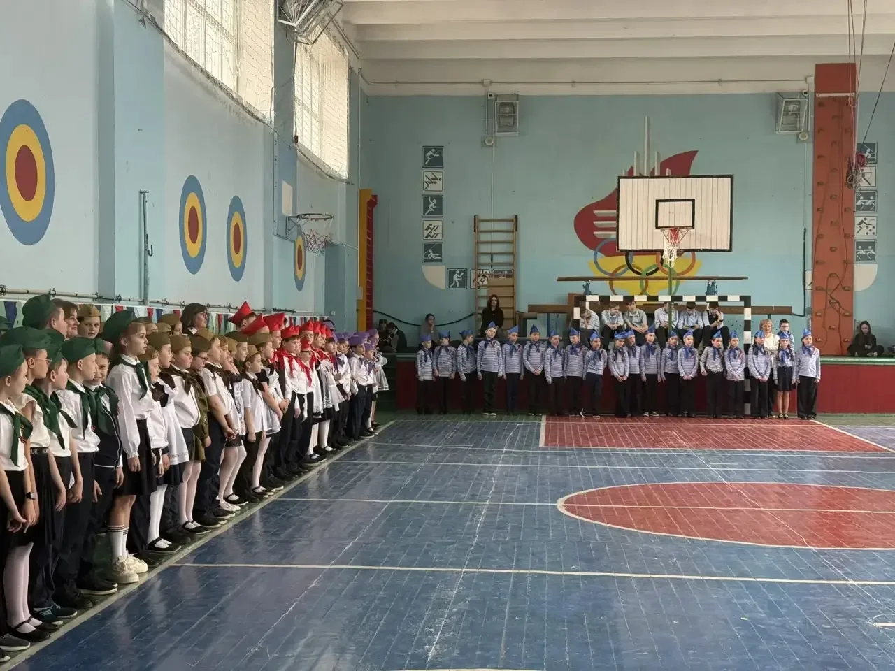 Сегодня в нашей школе ярко и торжественно стартовал конкурс смотра строя и песни! 📯  Первый шаг к по
