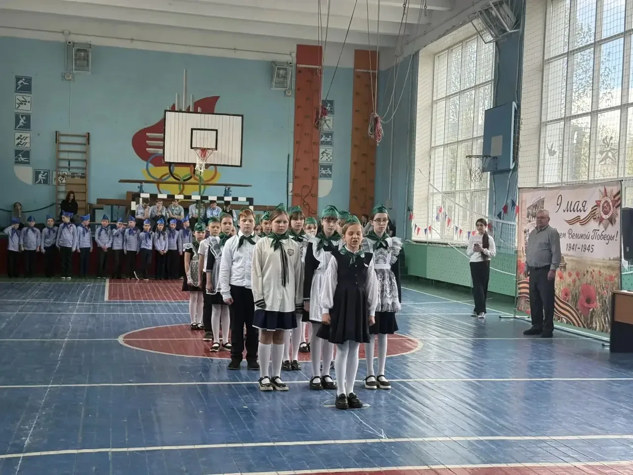 Сегодня в нашей школе ярко и торжественно стартовал конкурс смотра строя и песни! 📯  Первый шаг к по
