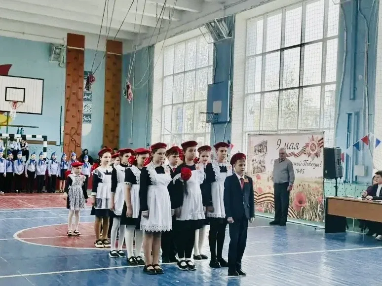 Сегодня в нашей школе ярко и торжественно стартовал конкурс смотра строя и песни! 📯  Первый шаг к по