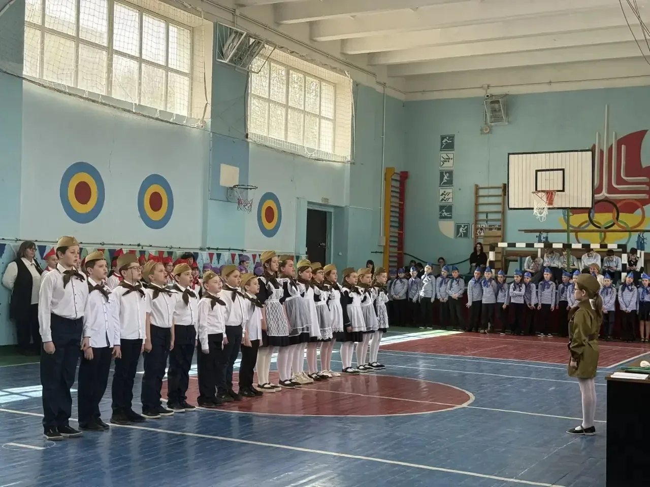 Сегодня в нашей школе ярко и торжественно стартовал конкурс смотра строя и песни! 📯  Первый шаг к по