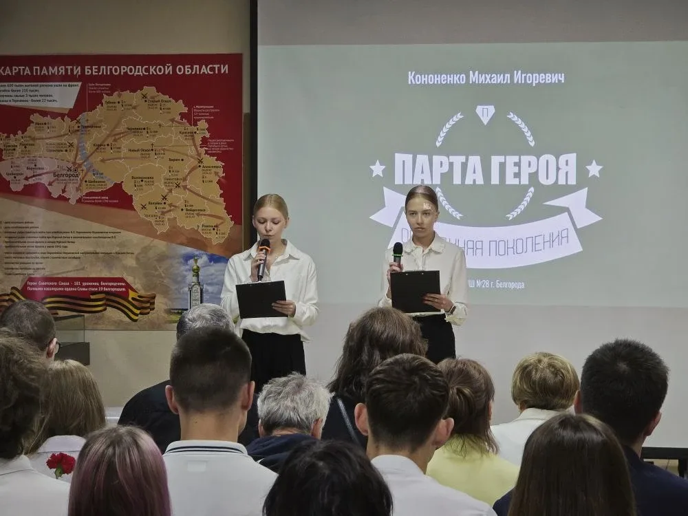 Сегодня в нашей школе состоялось торжественное открытие Парты героя, посвящённой выпускнику нашей шк