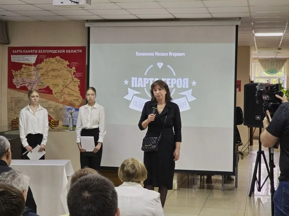 Сегодня в нашей школе состоялось торжественное открытие Парты героя, посвящённой выпускнику нашей шк