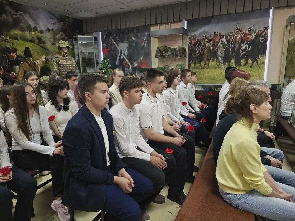 Сегодня в нашей школе состоялось торжественное открытие Парты героя, посвящённой выпускнику нашей шк