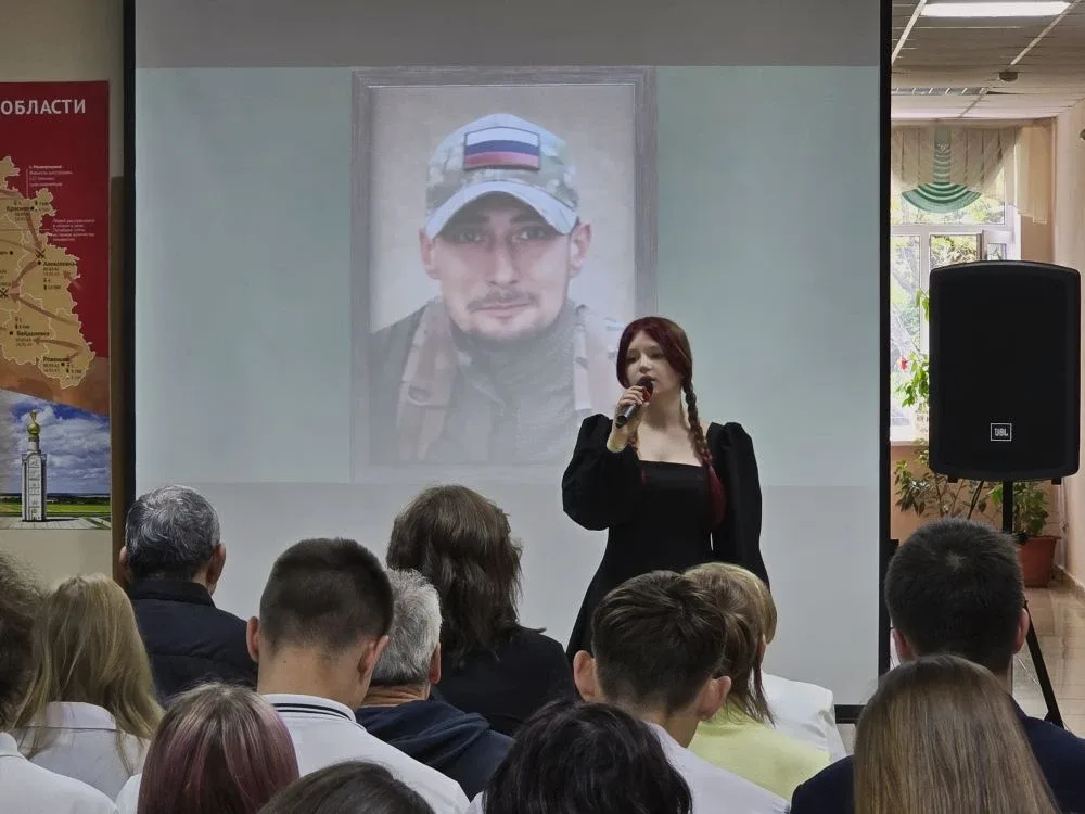 Сегодня в нашей школе состоялось торжественное открытие Парты героя, посвящённой выпускнику нашей шк