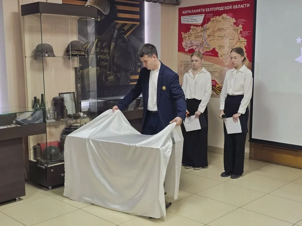 Сегодня в нашей школе состоялось торжественное открытие Парты героя, посвящённой выпускнику нашей шк