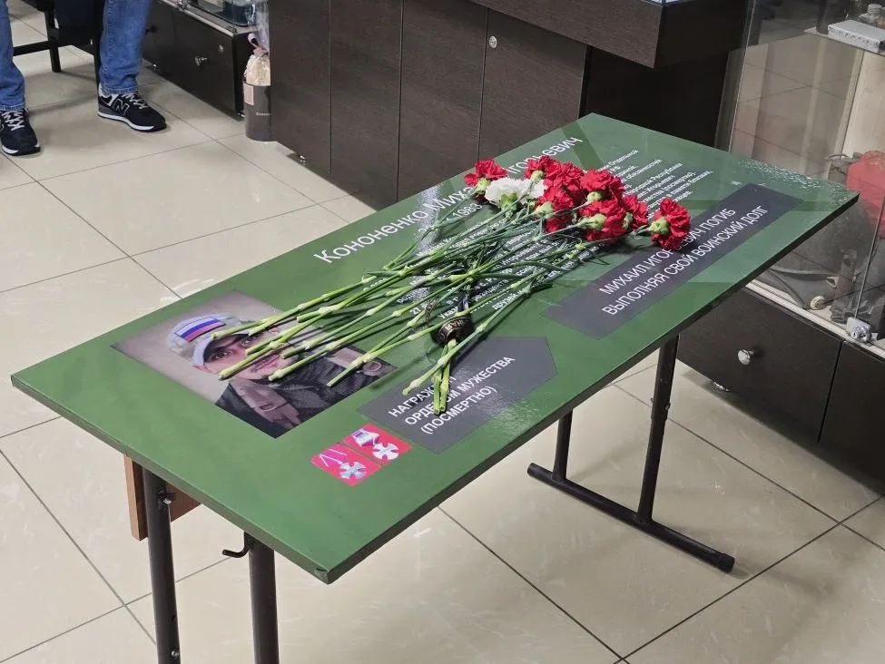 Сегодня в нашей школе состоялось торжественное открытие Парты героя, посвящённой выпускнику нашей шк
