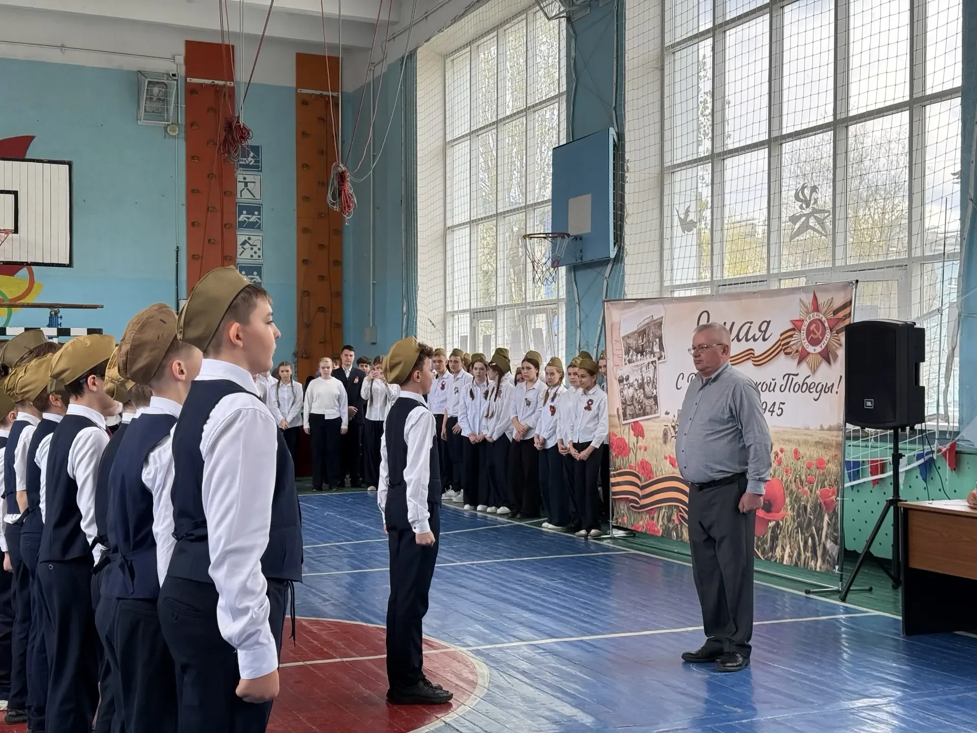 Сегодня в нашей школе прошёл традиционный смотр строя и песни! 🎖️  В этом году в нём приняли участие