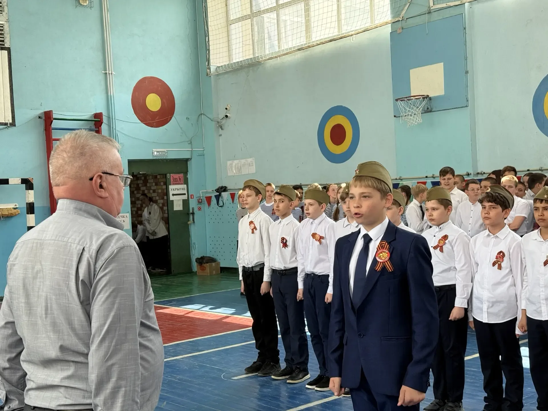 Сегодня в нашей школе прошёл традиционный смотр строя и песни! 🎖️  В этом году в нём приняли участие