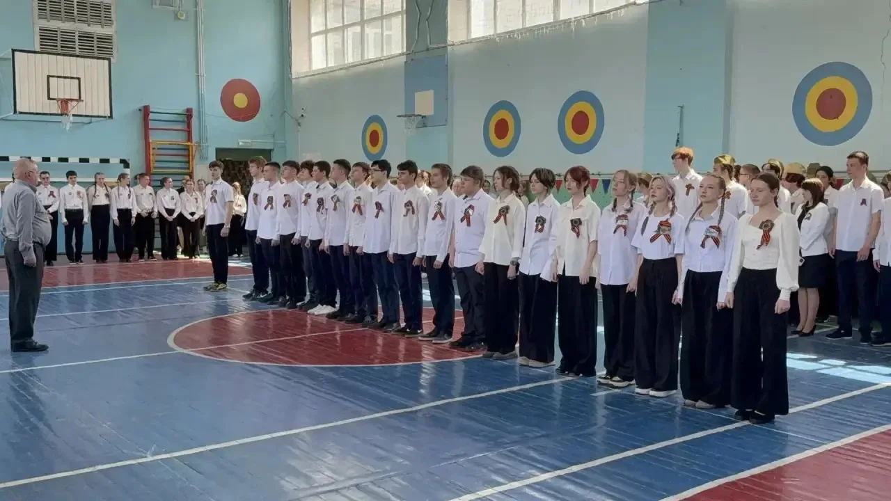 Сегодня в нашей школе прошёл традиционный смотр строя и песни! 🎖️  В этом году в нём приняли участие