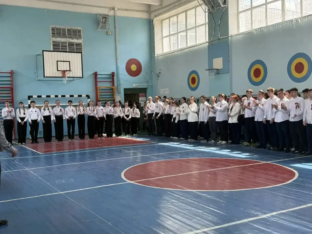 Сегодня в нашей школе прошёл традиционный смотр строя и песни! 🎖️  В этом году в нём приняли участие