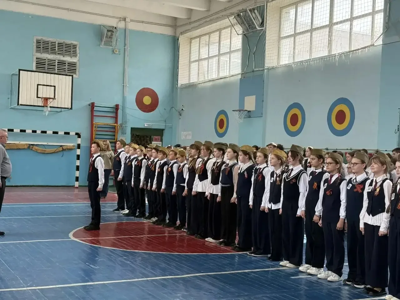 Сегодня в нашей школе прошёл традиционный смотр строя и песни! 🎖️  В этом году в нём приняли участие