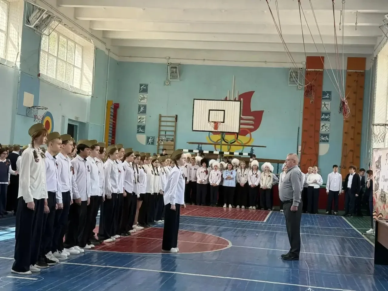 Сегодня в нашей школе прошёл традиционный смотр строя и песни! 🎖️  В этом году в нём приняли участие