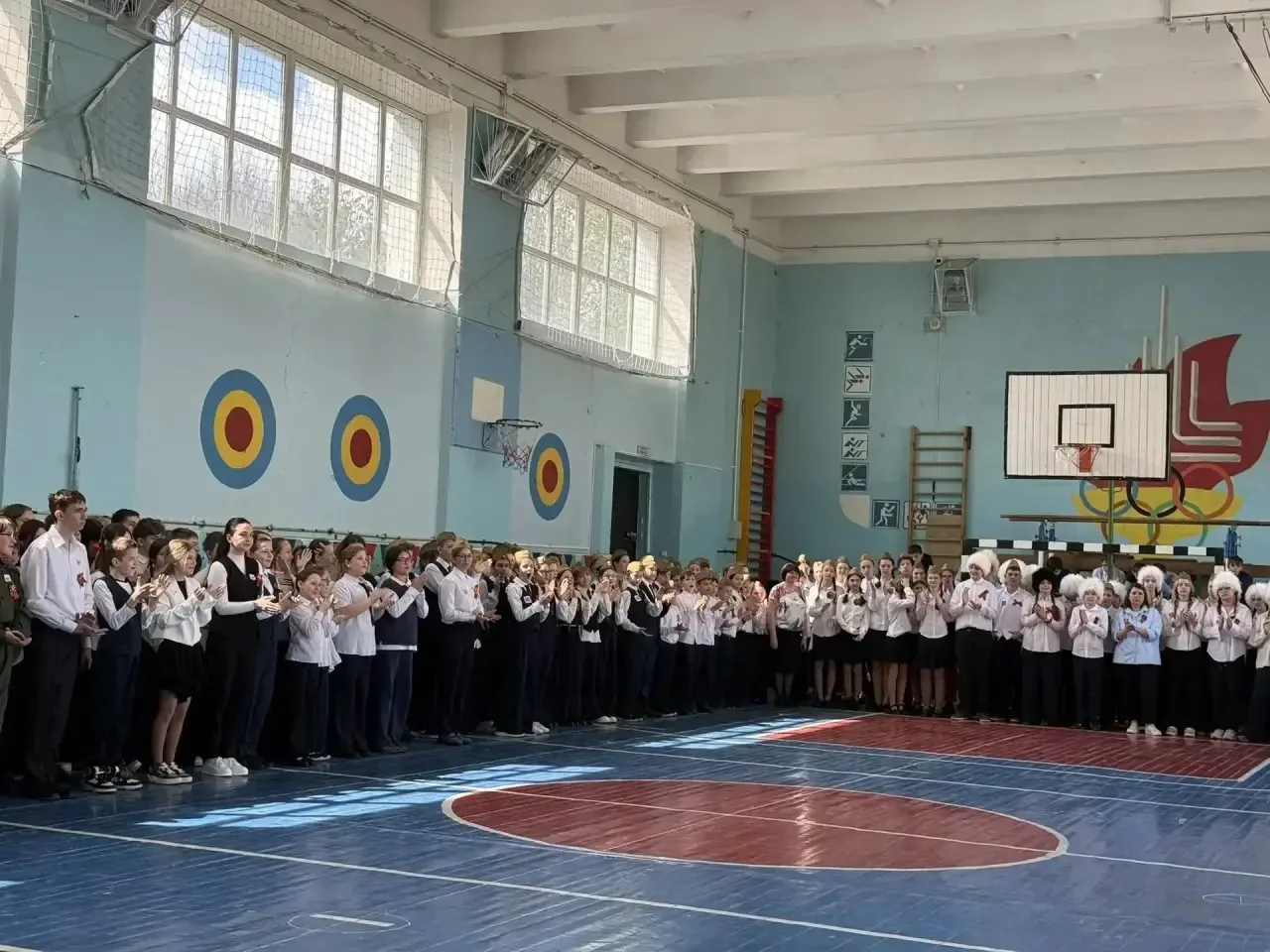 Сегодня в нашей школе прошёл традиционный смотр строя и песни! 🎖️  В этом году в нём приняли участие
