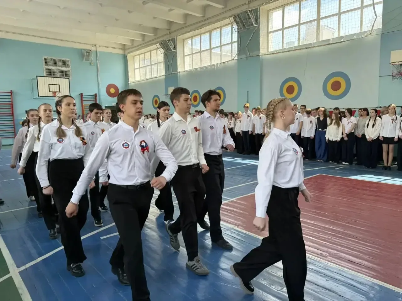 Сегодня в нашей школе прошёл традиционный смотр строя и песни! 🎖️  В этом году в нём приняли участие