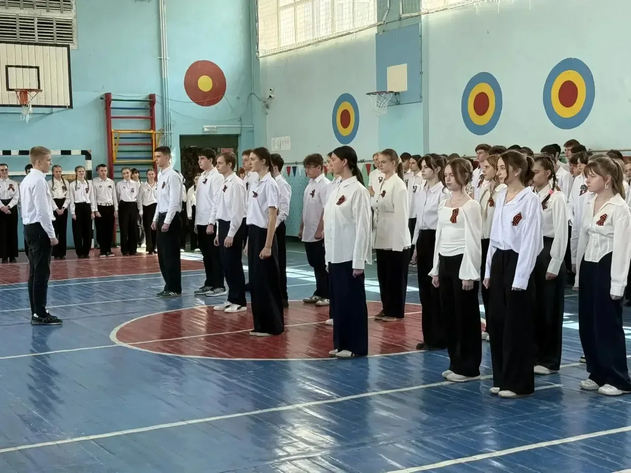 Сегодня в нашей школе прошёл традиционный смотр строя и песни! 🎖️  В этом году в нём приняли участие