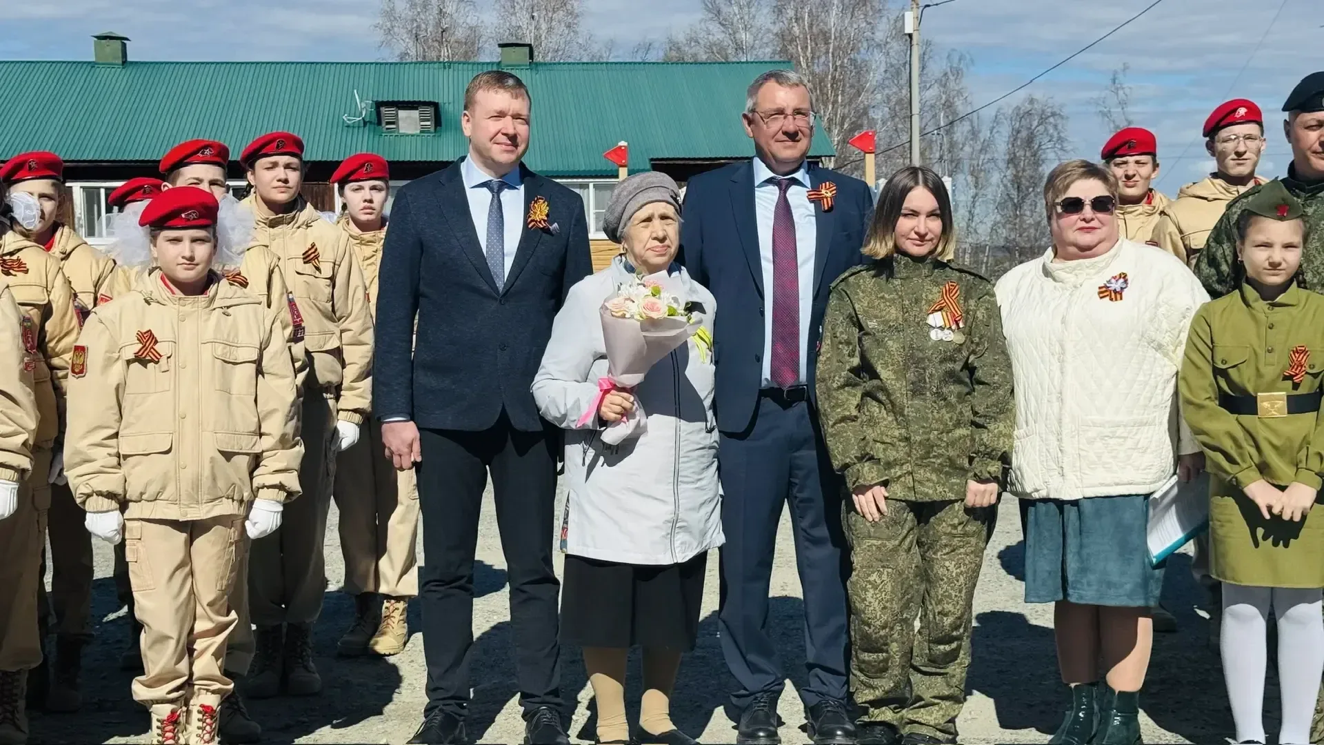 Окружная клиническая больница Ханты-Мансийска поздравила ветеранов с Днём Победы  В преддверии 9 мая