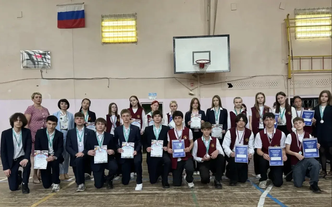 Сегодня, 18 мая, в нашей школе прошла торжественная линейка. Право поднять Государственный флаг Росс