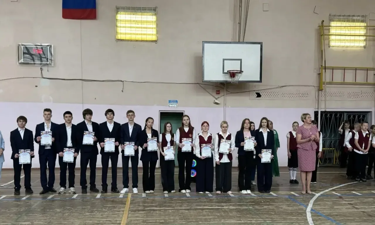 Сегодня, 18 мая, в нашей школе прошла торжественная линейка. Право поднять Государственный флаг Росс