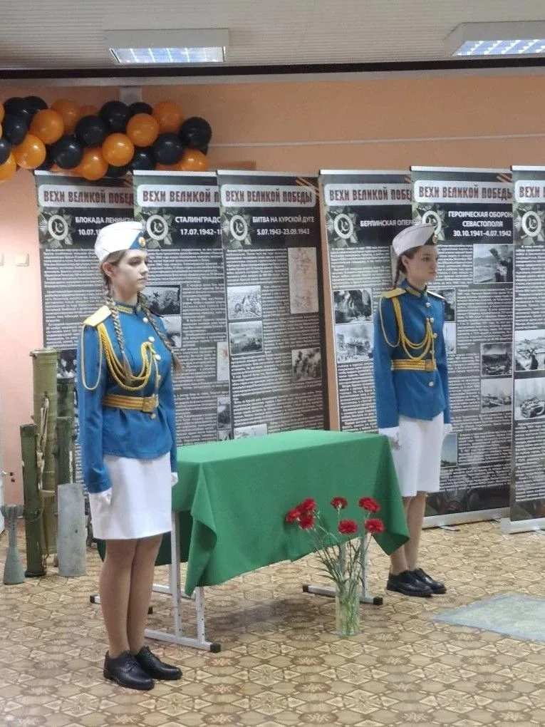 🎖️ В нашей школе открылась «Парта Героев»! 🎖️Мы стали частью всероссийского патриотического проекта,
