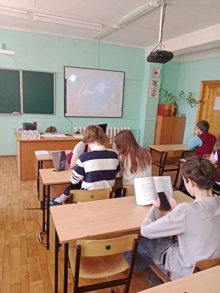 🚨 Цифровой ликбез в действии: учимся распознавать мошенников!  В школе прошёл масштабный цифровой ли