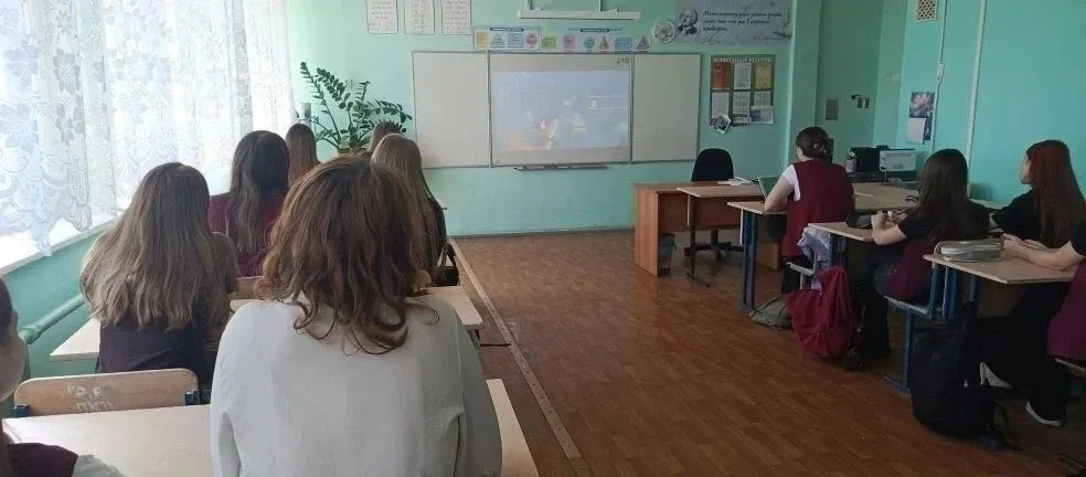 🚨 Цифровой ликбез в действии: учимся распознавать мошенников!  В школе прошёл масштабный цифровой ли