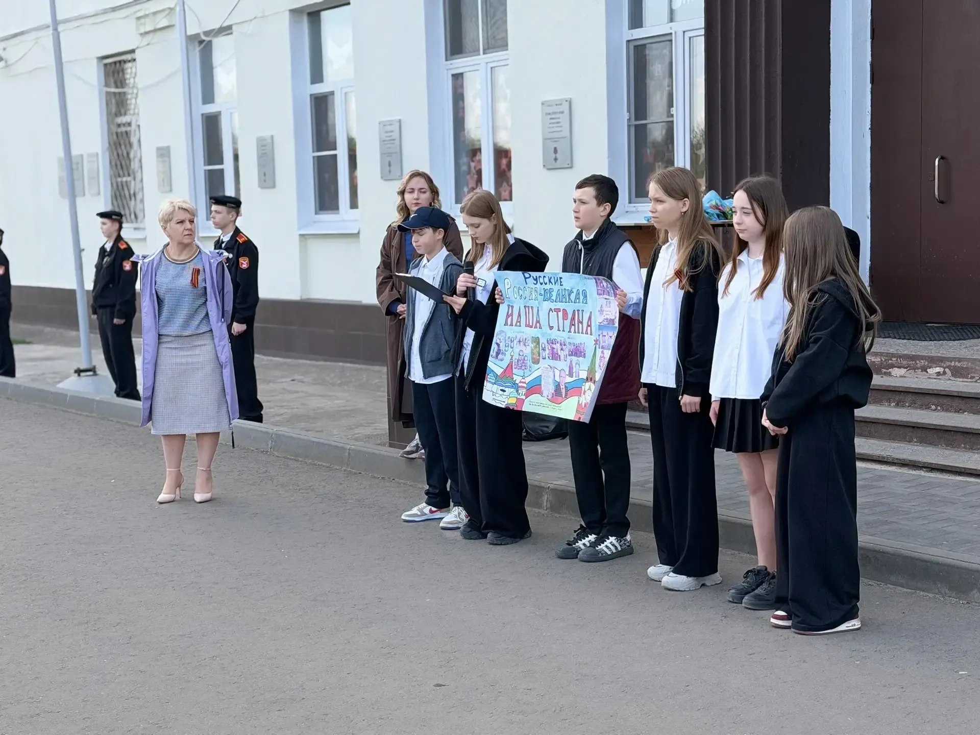 ✨ Сегодня утром царила по‑настоящему торжественная атмосфера — прошла традиционная линейка! ✨  Всё н
