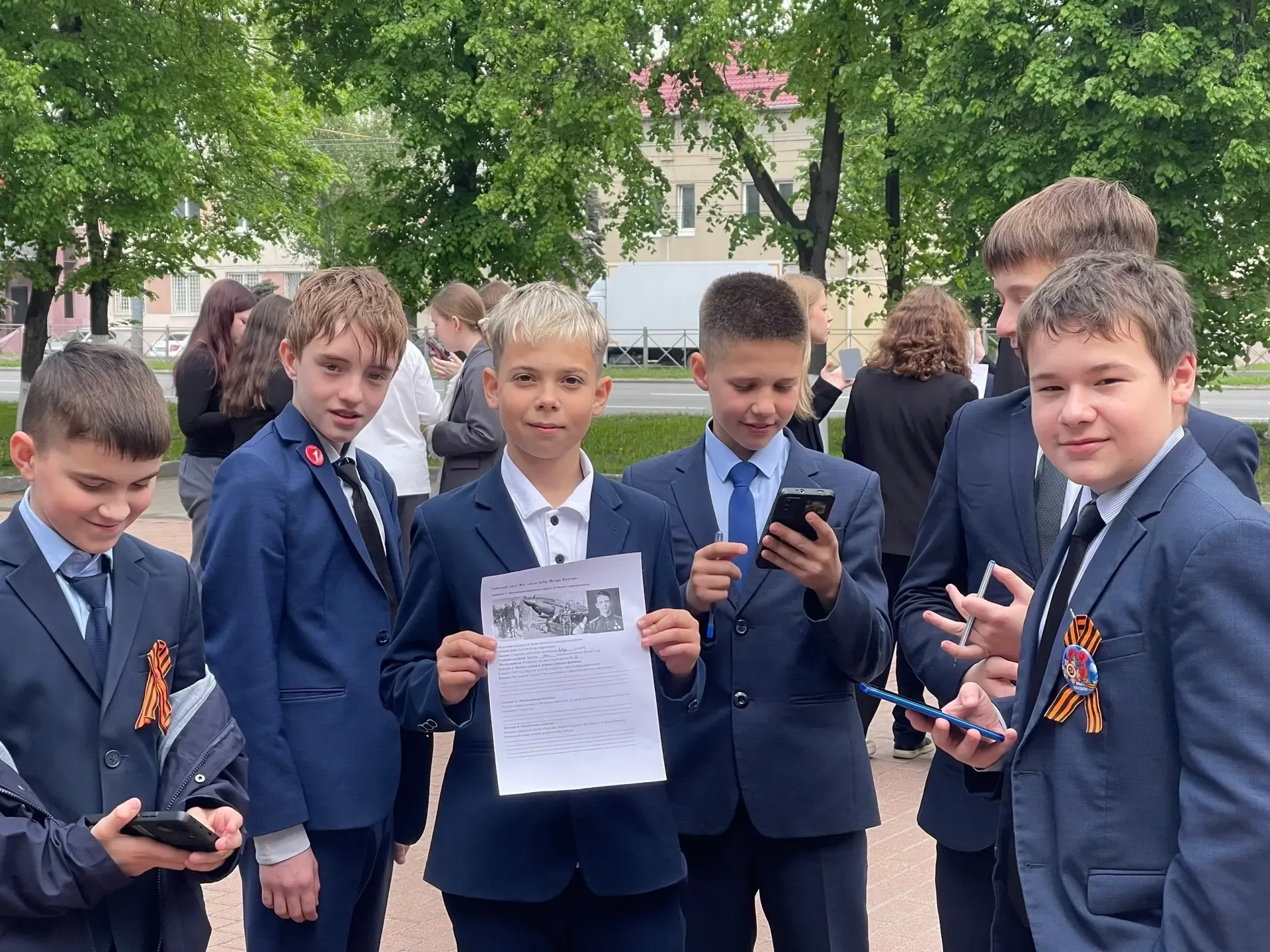🇷🇺 Урок мужества: лицеисты у памятника героям!  Наши лицеисты приняли участие в особенном уроке патр