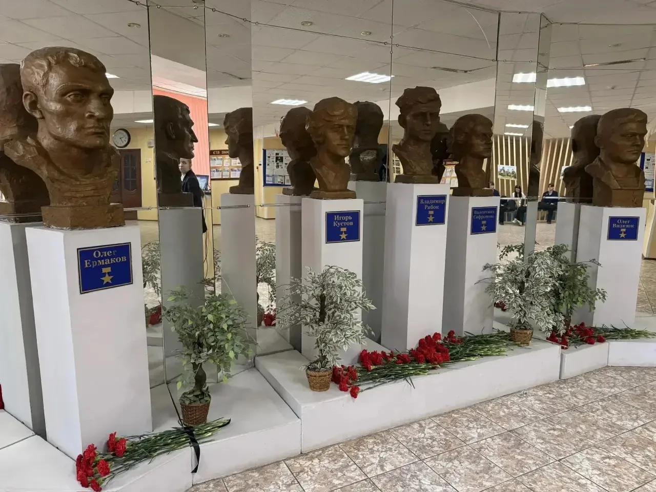 📖 В лицее №27 состоялась торжественная линейка, посвящённая Великой Победе!  Учащиеся 2-х классов ст