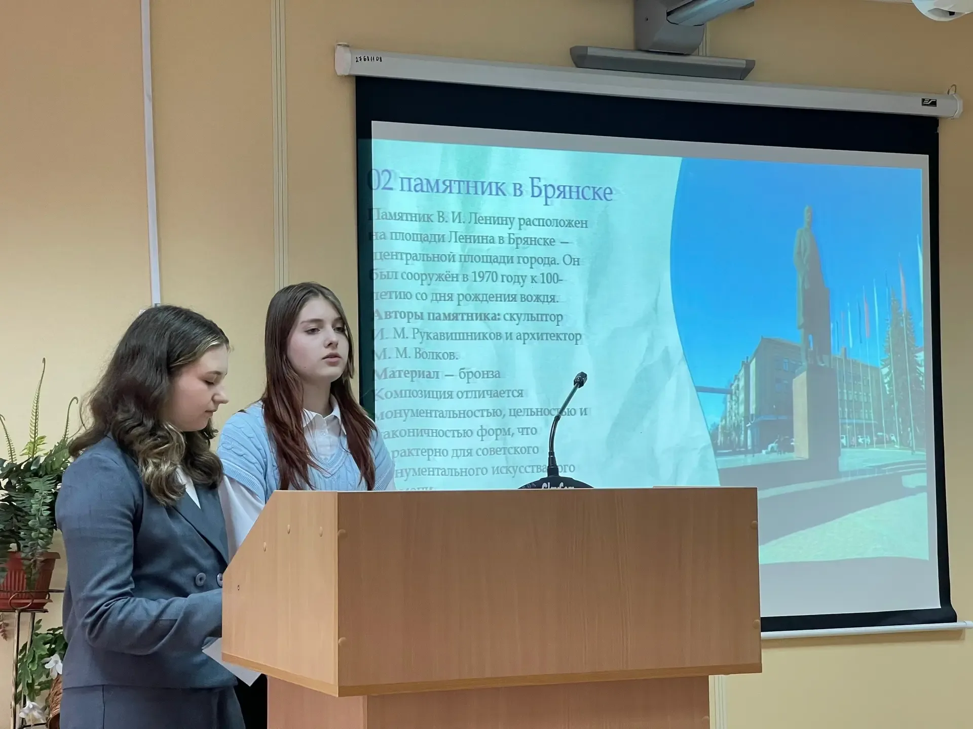 🚀Хранители истории!   Шестиклассники подготовили и рассказали о памятных местах и памятниках города 