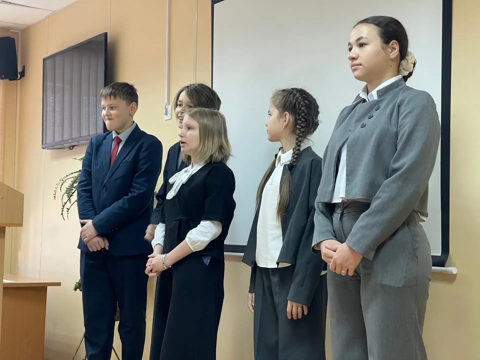 🚀Хранители истории!   Шестиклассники подготовили и рассказали о памятных местах и памятниках города 